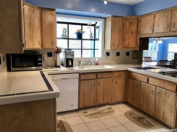 2nd image of 422 Hollyhock Pl N