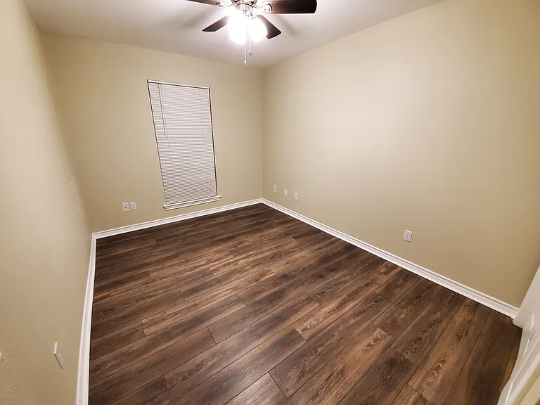 1604 Medina Dr — Photo 8
