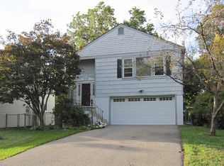 28 Blossom Ter, Larchmont, NY 10538