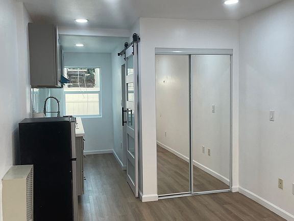 5th image of 4063 Lincoln Ave Unit E