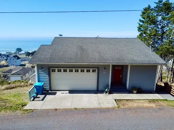 52 Spruce Rd, Whitethorn, CA 95589