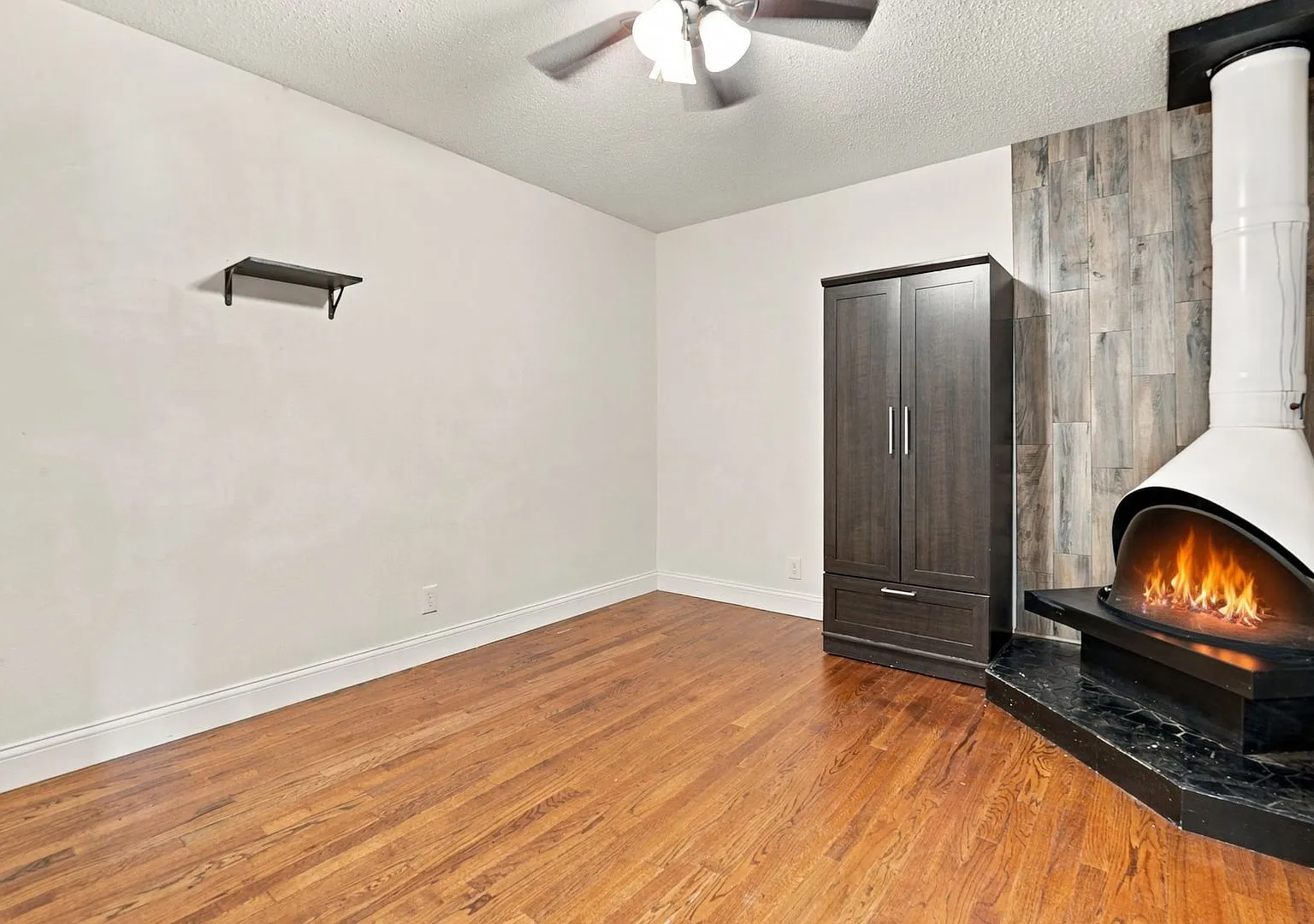 Newer updated 4 bed 2 bath near Texas Tech now available — Photo 4