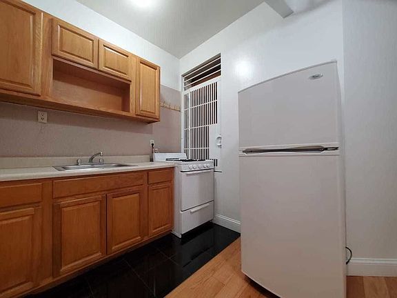 5th image of 375 Pleasant Ave #B1