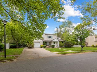 7 Kinsella St, Dix Hills, NY 11746