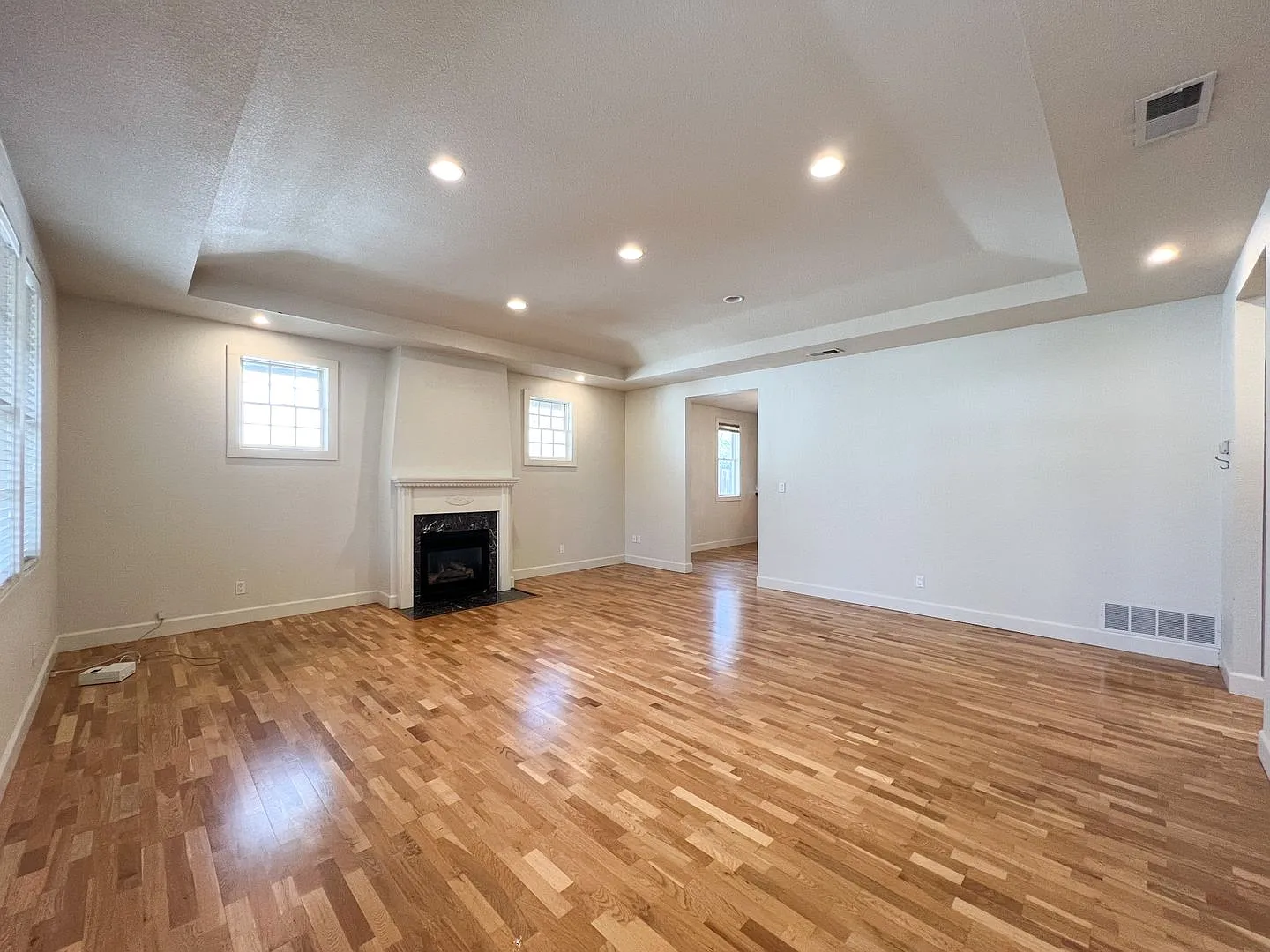 Custom Three Bedroom in Woodlake Neighborhood. — Photo 3