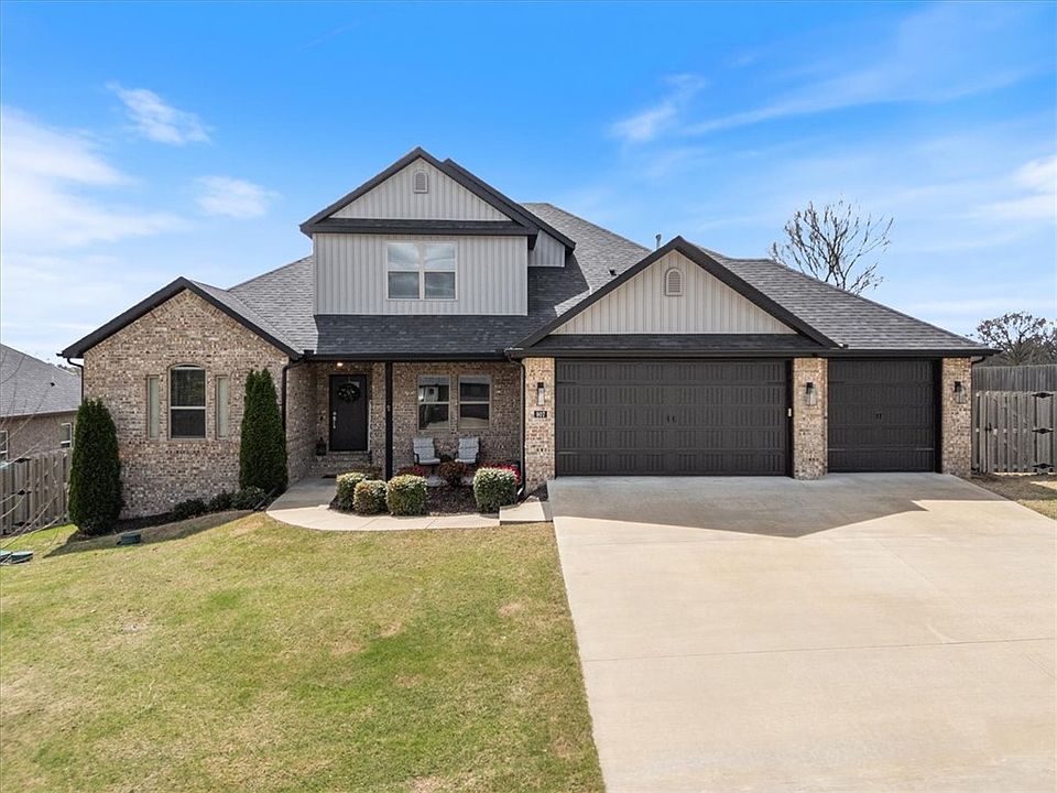 1st image of 907 Red Oak Loop