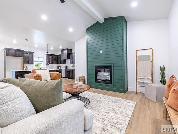 5th image of 286 Camas St