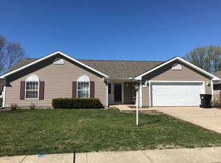700 Bluestem Dr, Saint Joseph, IL 61873