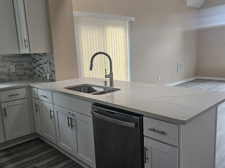 1228 Warwick Dr — Photo 7