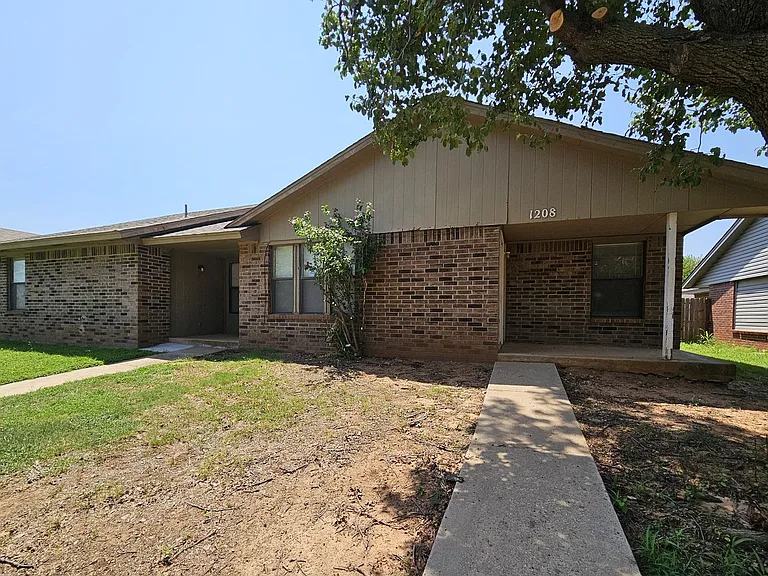 1208 Clearwater Dr — Photo 1