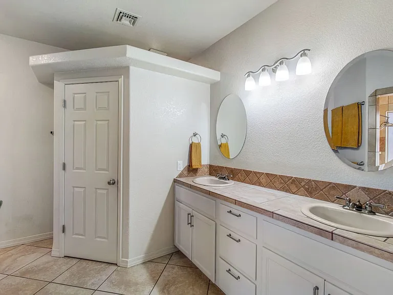 1800 Burgundy Dr — Photo 26