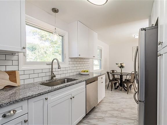 3rd image of 8 Briarwood Ln