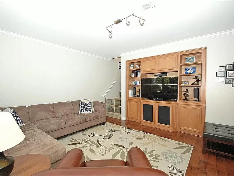 1146 Goddard St — Photo 2