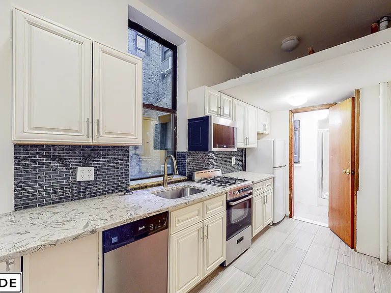 1654 3rd Ave #13 — Photo 3