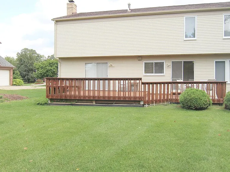 5590 Greenbriar Dr — Photo 3