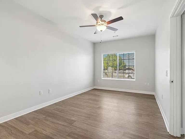 Sunland Flats — Photo 25