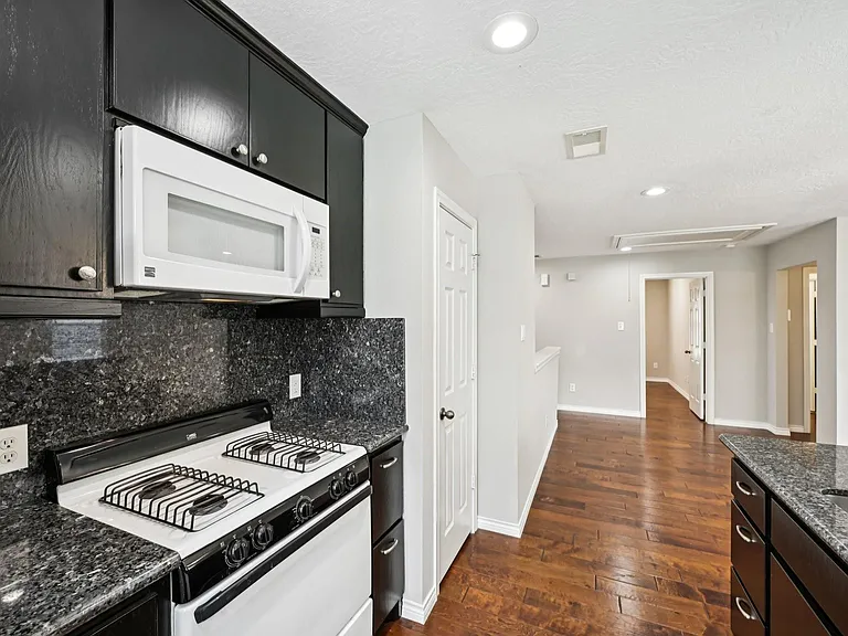 1405 Bailey St — Photo 17