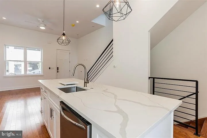 146 W Wildey St — Photo 5