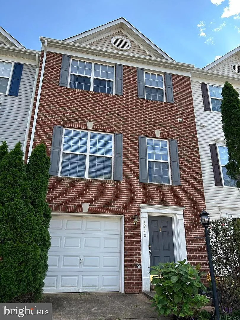 3 bed, 2.5 bath, 1876 sqft, $2,295 — Photo 1