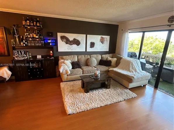 800 NE 195th St APT 409, Miami, FL 33179