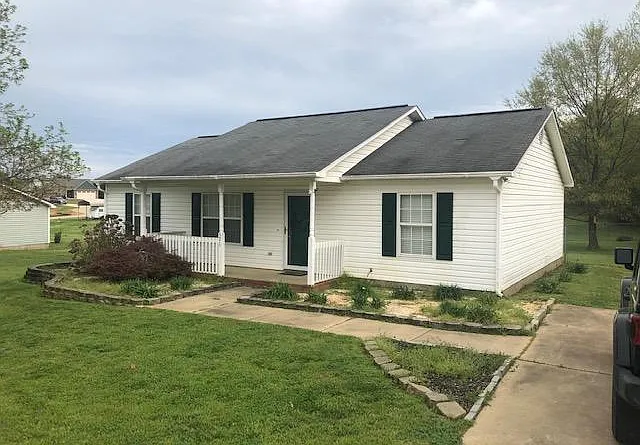 3 bed, 1300 sqft, $1,500 — Photo 1