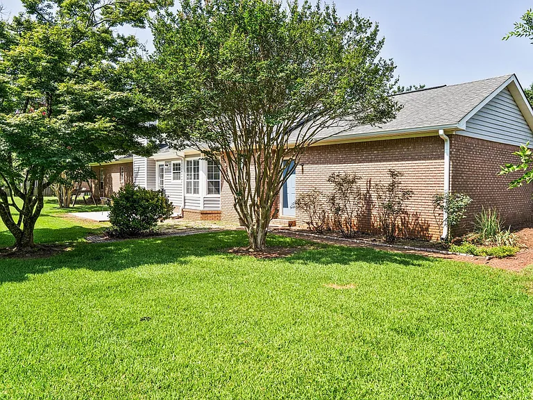 106 N Hiley Ct — Photo 4