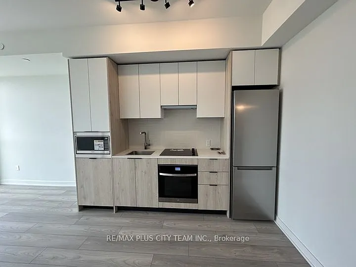 1007 The Queensway #1005 — Photo 5
