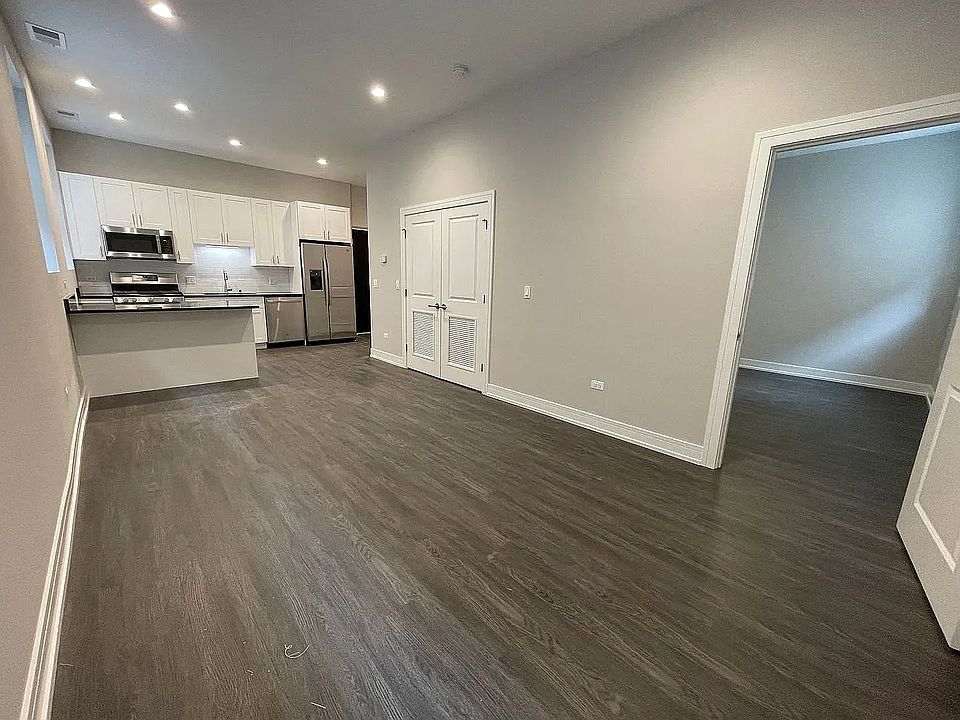 Photos showcases a similar unit in the building. Actual unit may vary.