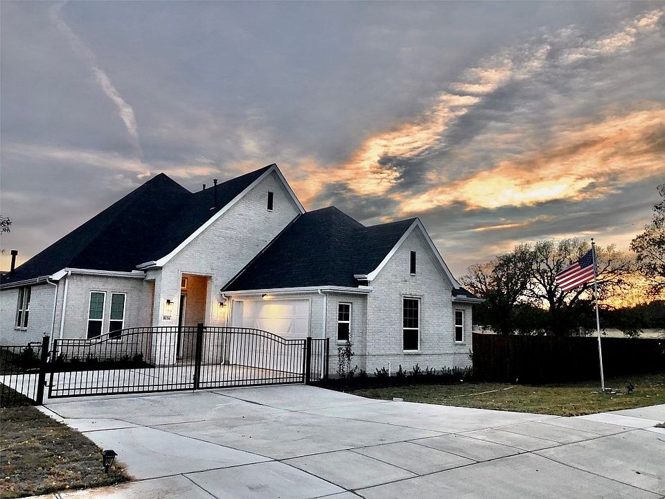 1st image of 8136 Woods Ln