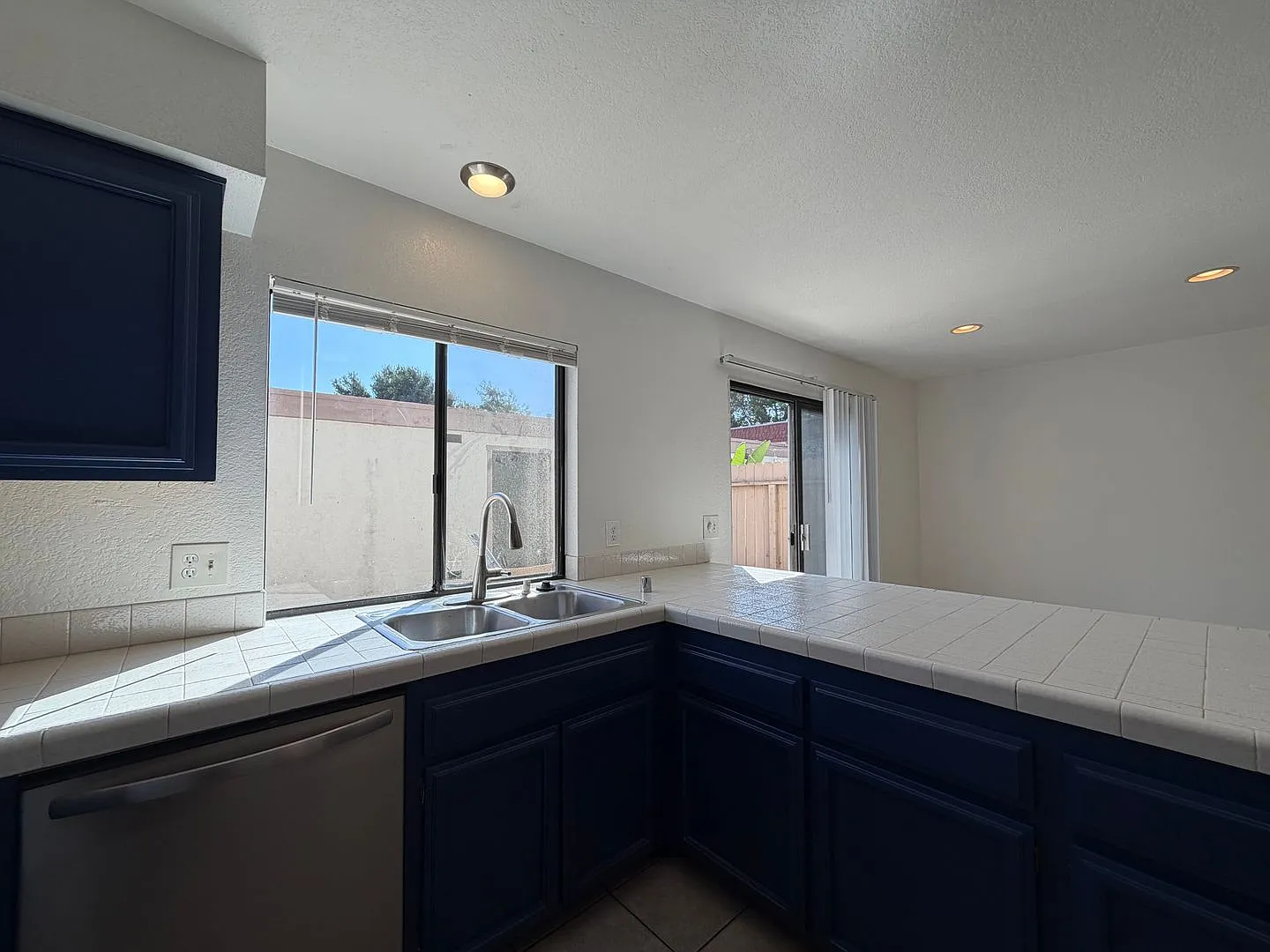 Sd: 3bd/2ba Two-Story Home In Carlsbad W/ Balcony, Private Patio & Community Pool! — Photo 4