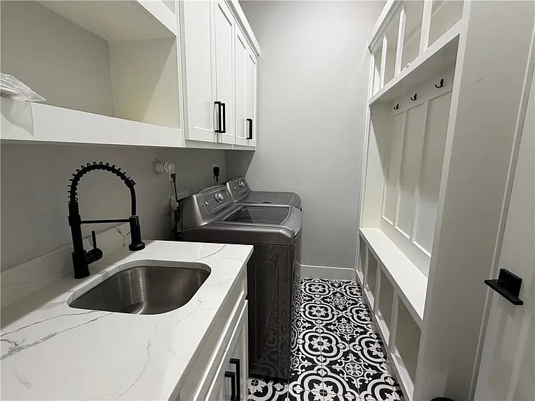 15521 Dyna St — Photo 9