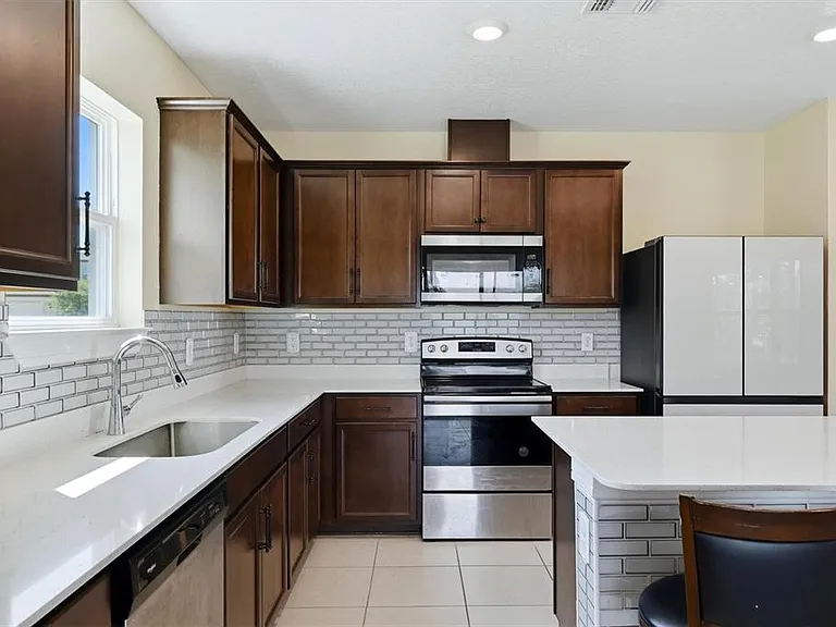 9108 Royal River Cir — Photo 17