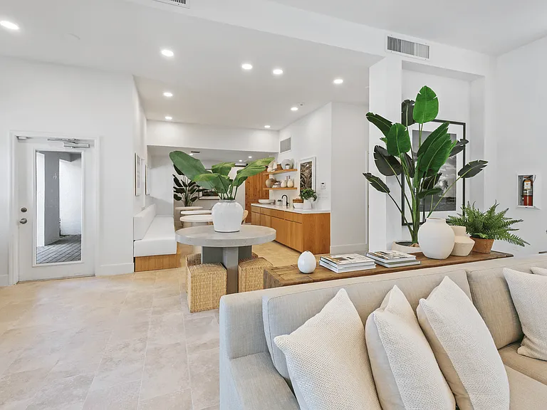 Coconut Palm Club Apartments — Photo 18