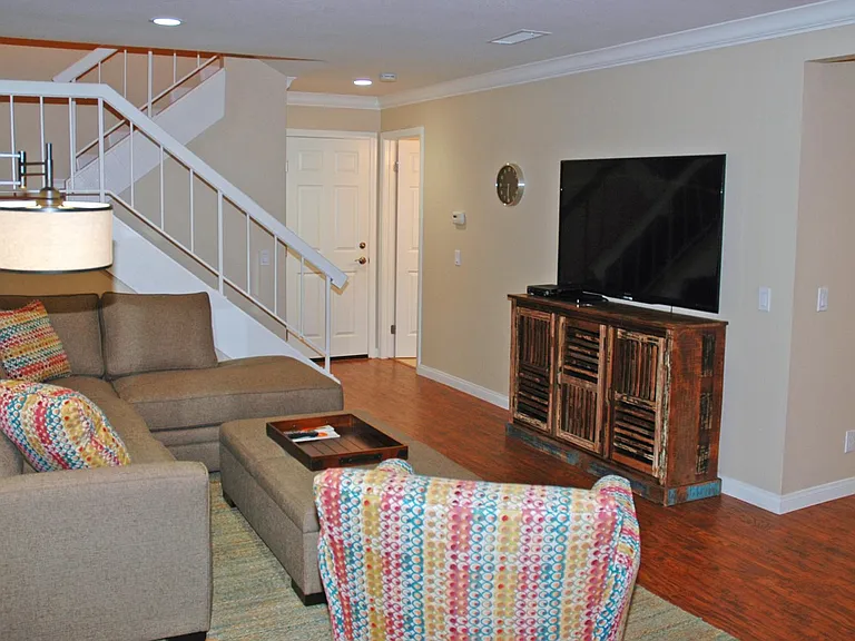964 W Lamark Ln — Photo 2