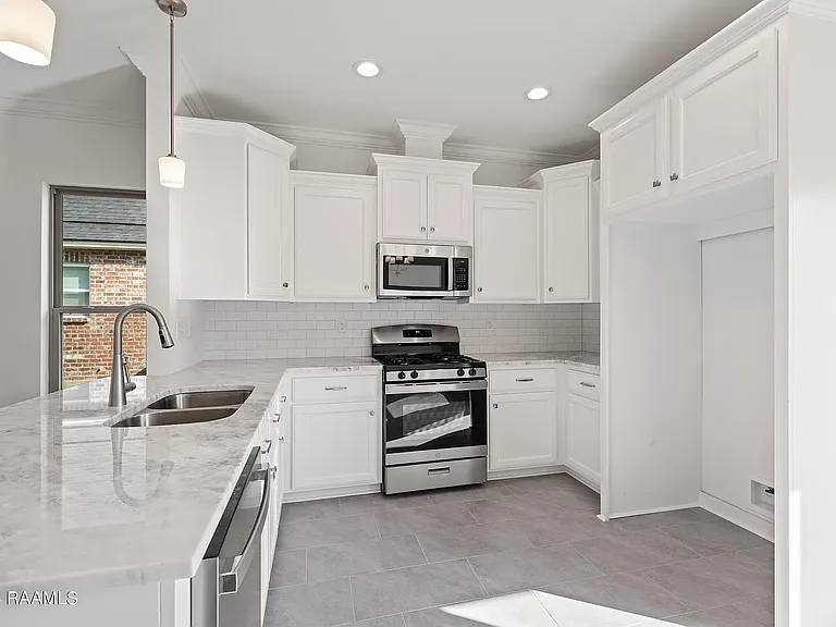 120 Sojourner Dr — Photo 8