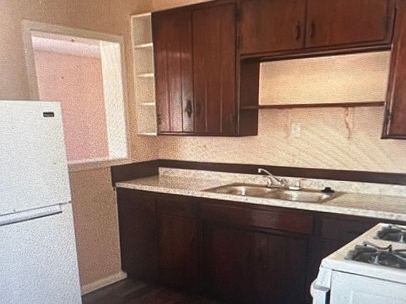 4th image of 102 Continental Ave