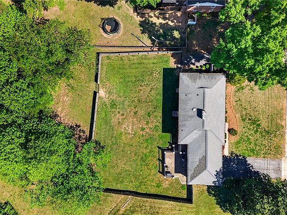 4th image of 210 Pinedale Dr