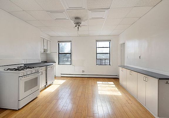 3rd image of 662 Metropolitan Ave Floor 2
