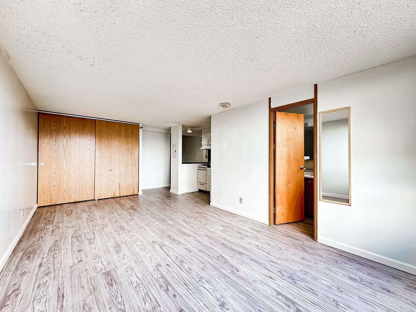 Century Park Plaza Studio with A/C — Photo 2
