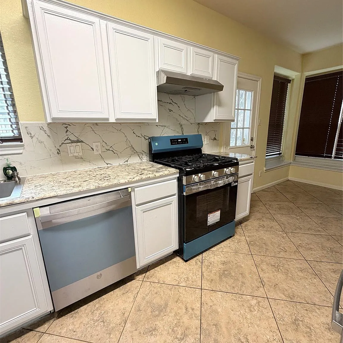 4 bed, 2.5 bath, 2344 sqft, $2,300 — Photo 3