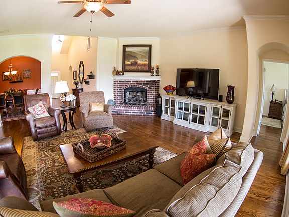 Crown molding living/dining