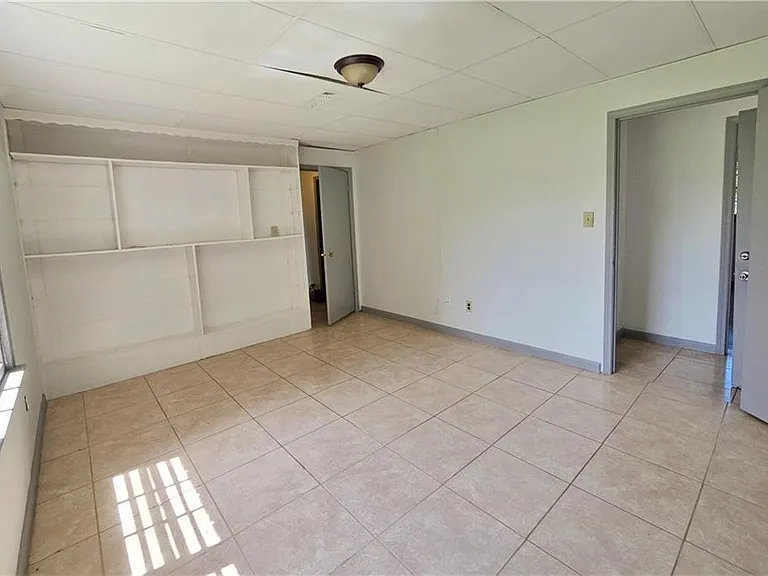 6684 Londonderry Dr — Photo 32