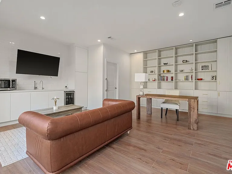 1155 S Rimpau Blvd — Photo 29