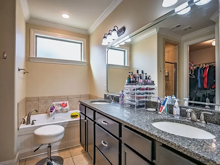 122 Westbury Cir — Photo 15