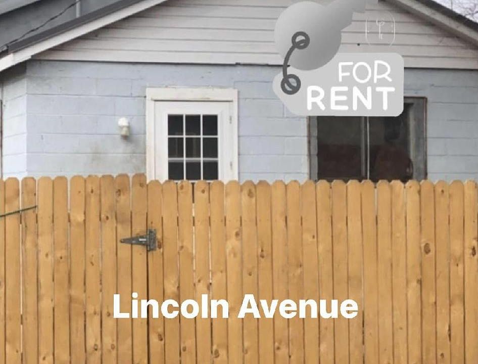 1 BEDROOM/ 1 BATH HOUSE 
PRIVATE DRIVEWAY
FENCED YARD 
WALKING DISTANCE TO NMHU & BANK & BAKERY & DICK'S PUB & GRILL & LINCOLN PARK