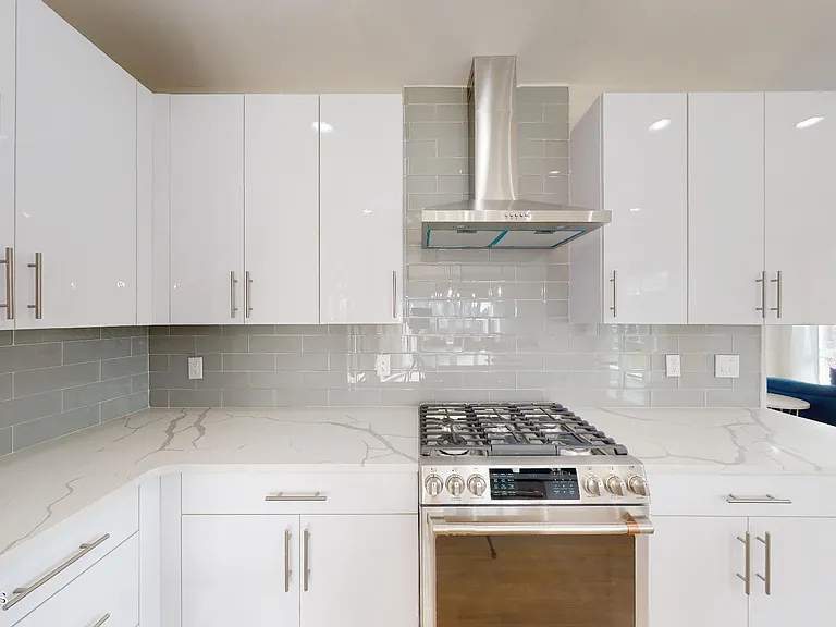 1 Howland Ave — Photo 6