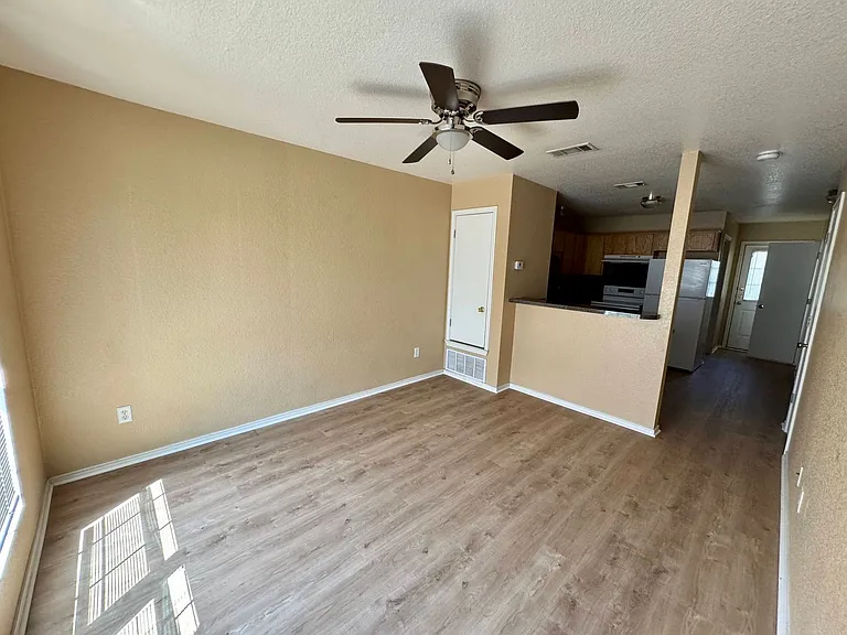 4402 Jeff Scott — Photo 2