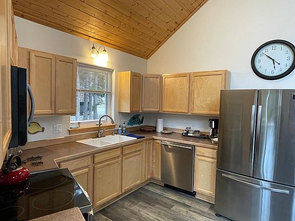 Full kitchen. Electric stovetop.