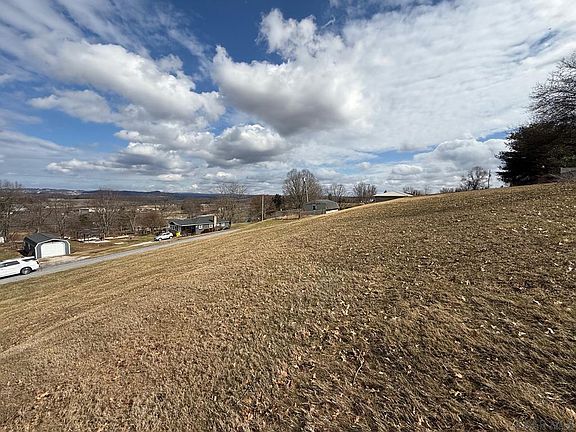 3rd image of Cherry Tree Dr