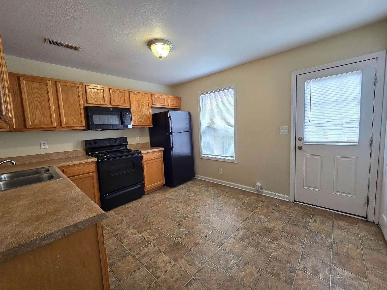 2 bed, 1.5 bath, 1020 sqft, $950 — Photo 4